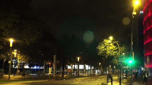 在巴塞罗那的巴塔。西班牙。晚上. — 图库视频影像