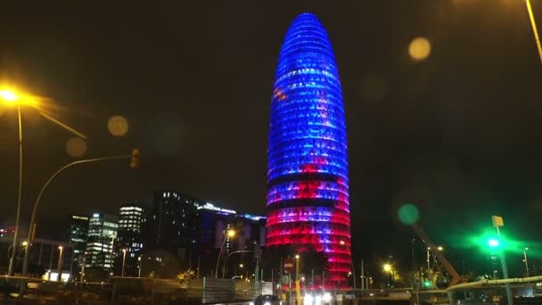 Torre Agbar w Barcelonie. Hiszpania. Noc. — Wideo stockowe