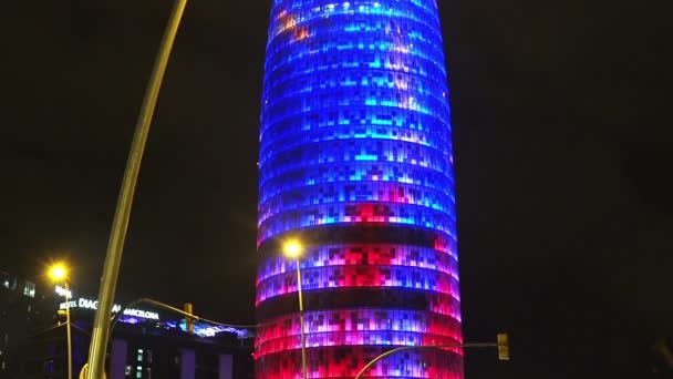 Torre Agbar en Barcelona. España. Noche. . — Vídeos de Stock