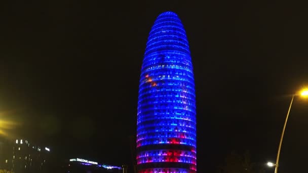 Torre Agbar w Barcelonie. Hiszpania. Noc. — Wideo stockowe