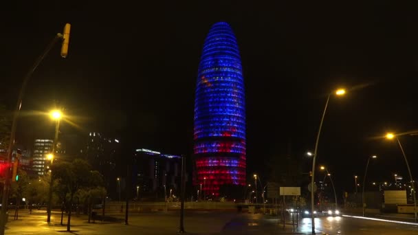 Torre Agbar i Barcelona. Spanien. Natt. — Stockvideo
