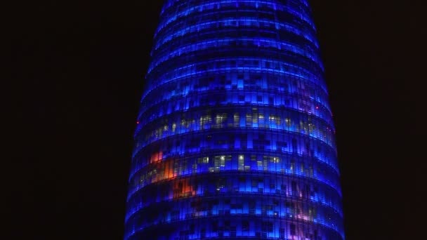 Torre Agbar in Barcelona. Spanje. Nacht. — Stockvideo
