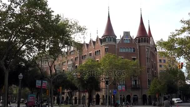 Das alte, schöne haus in barcelona. Spanien. — Stockvideo