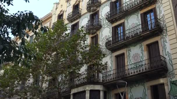 Das alte, schöne haus in barcelona. Spanien. — Stockvideo