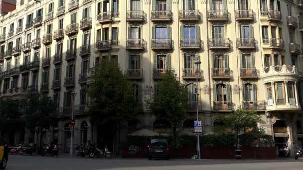 Starý, krásný dům v Barceloně. Španělsko. — Stock video
