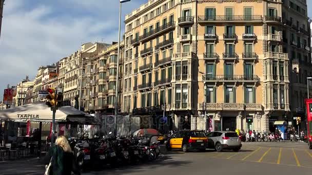 Das alte, schöne haus in barcelona. Spanien. — Stockvideo