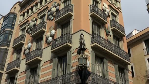 Старий, красивий будинок в Барселоні. Іспанія. — стокове відео