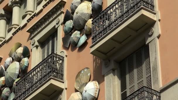 A régi, szép ház Barcelonában. Spanyolország. — Stock videók