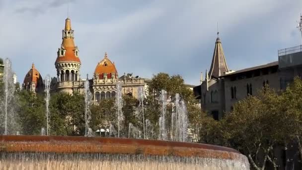 Den gamla fontänen i Barcelona. Spanien. — Stockvideo