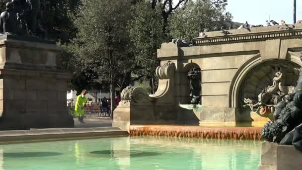 Den gamla fontänen i Barcelona. Spanien. — Stockvideo