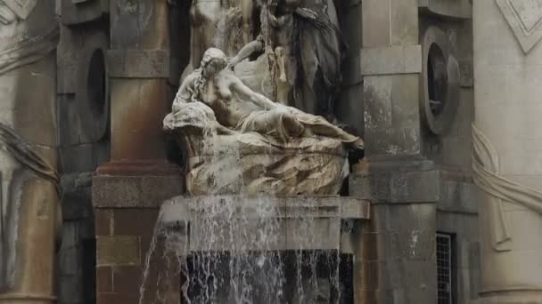 バルセロナの古い噴水。スペイン. — ストック動画