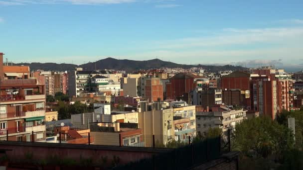 屋根は、バルセロナの古民家します。スペイン. — ストック動画