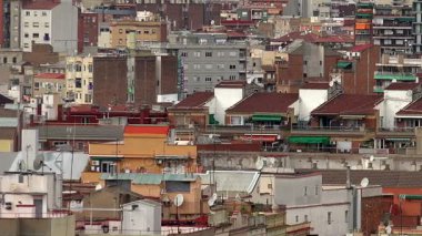 Çatılar eski Barcelona evler. İspanya.