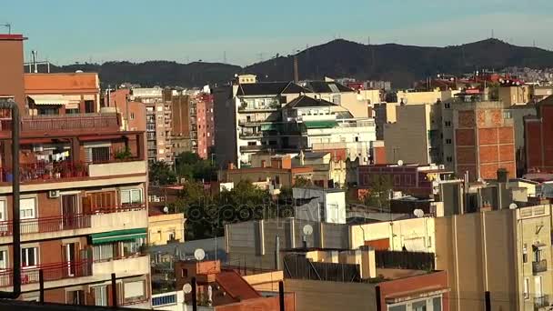 屋根は、バルセロナの古民家します。スペイン. — ストック動画