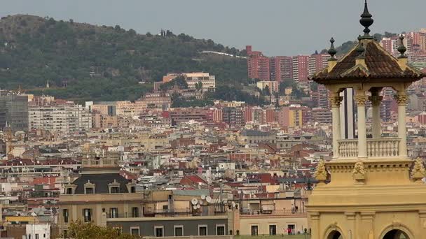 Telhados de casas antigas em Barcelona. Espanha . — Vídeo de Stock