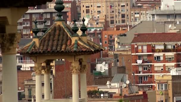 Telhados de casas antigas em Barcelona. Espanha . — Vídeo de Stock