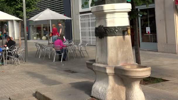 Скульптура дівчини миє хлопчика. Барселона. Іспанія. — стокове відео