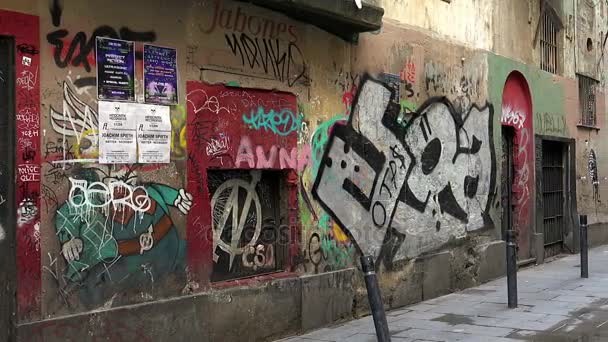 Smutsiga gator, slummen i Barcelona. Spanien. — Stockvideo