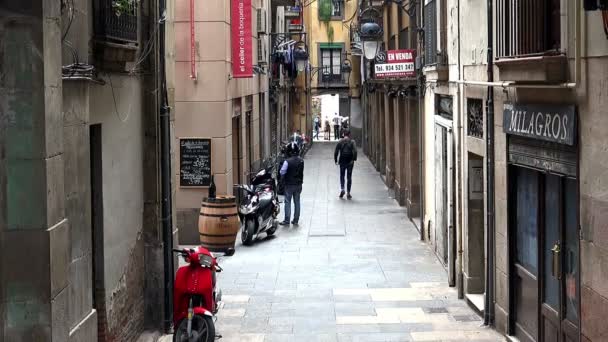 Barcelona 'da eski bir cadde. İspanya. — Stok video