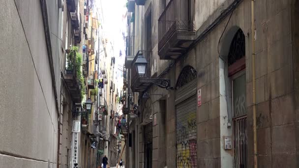 Barcelona 'da eski bir cadde. İspanya. — Stok video