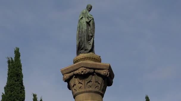 Het huis met een uil op het dak in Barcelona. Spanje. — Stockvideo