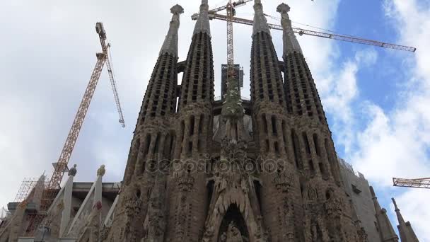 Kathedraal van de Sagrada Familia In Barcelona. Spanje. — Stockvideo