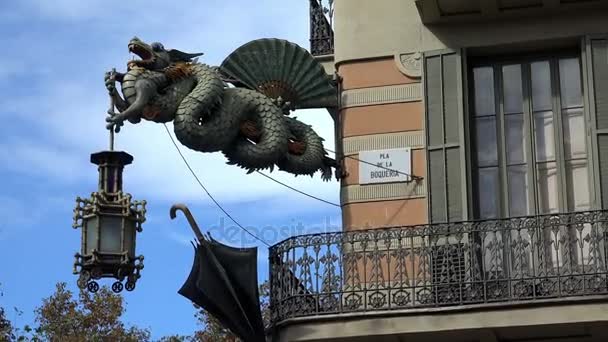 Dragon huis van paraplu's in Barcelona. Spanje. — Stockvideo