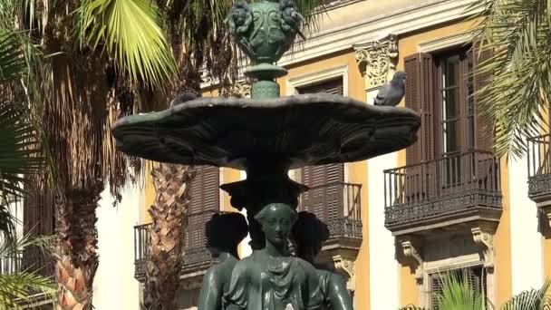 Königlicher platz mit brunnen der drei grazien in barcelona. Spanien. — Stockvideo