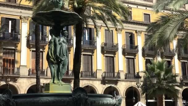 Plaza Real con una fuente de las Tres Gracias en Barcelona. España . — Vídeos de Stock