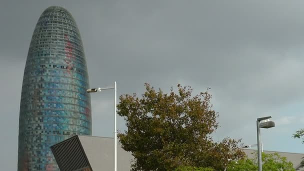 Torre Agbar v Barceloně. Španělsko. — Stock video