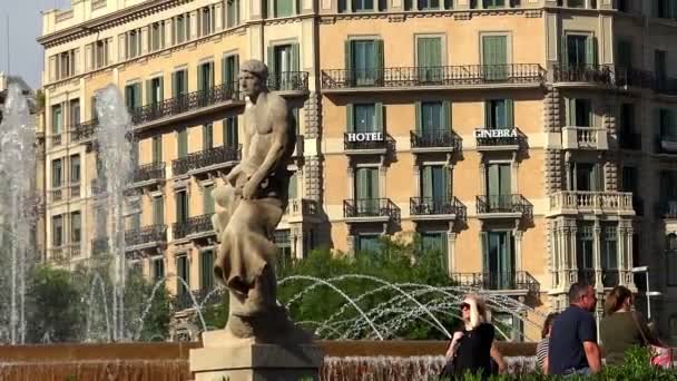 Der alte brunnen in barcelona. Spanien. — Stockvideo