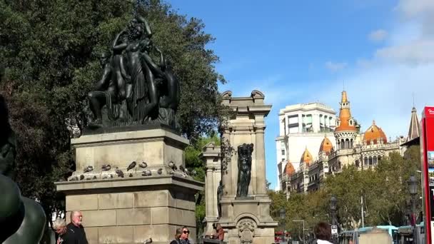 De oude fontein in Barcelona. Spanje. — Stockvideo