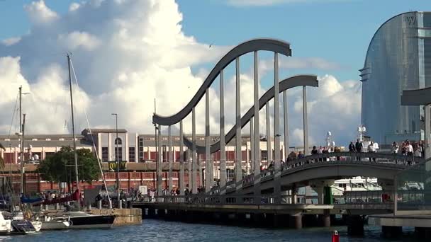 跳ね橋、バルセロナの港の橋。スペイン. — ストック動画