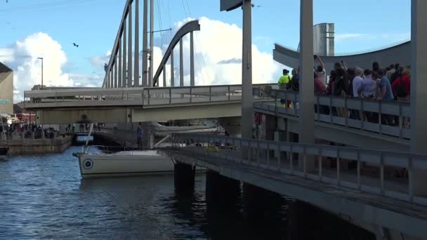 跳ね橋、バルセロナの港の橋。スペイン. — ストック動画