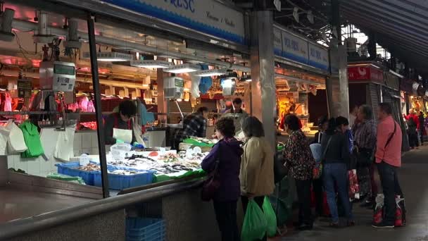 Voedselmarkt in Barcelona. Spanje. — Stockvideo