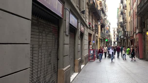 Calle antigua de Barcelona. España. — Vídeo de stock