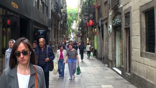 Stara ulica w Barcelonie. Hiszpania. — Wideo stockowe