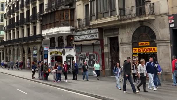 Rua Rambla. Centro da cidade de Barcelona. Espanha . — Vídeo de Stock
