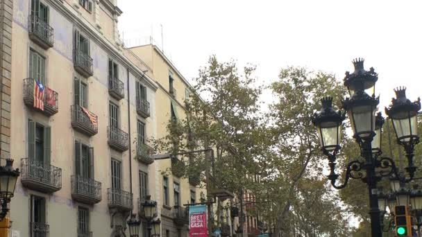 Rua Rambla. Centro da cidade de Barcelona. Espanha . — Vídeo de Stock