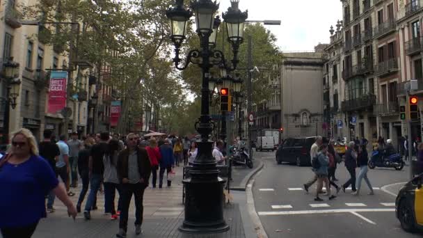 Rambla de straat. Centrum van de stad Barcelona. Spanje. — Stockvideo