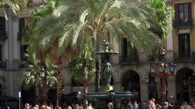 Barcelona'da üç graces bir çeşme ile Royal Square. İspanya.