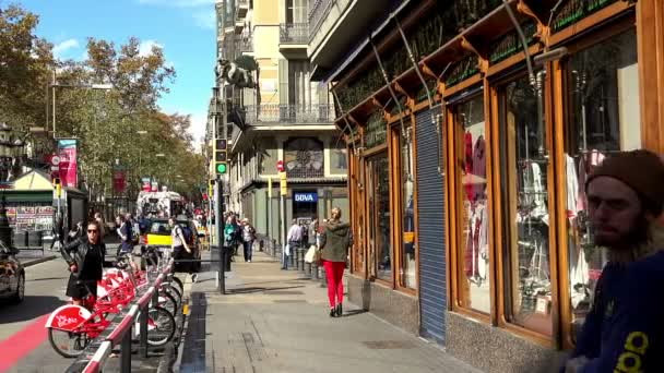 Rambla de straat. Centrum van de stad Barcelona. Spanje. — Stockvideo