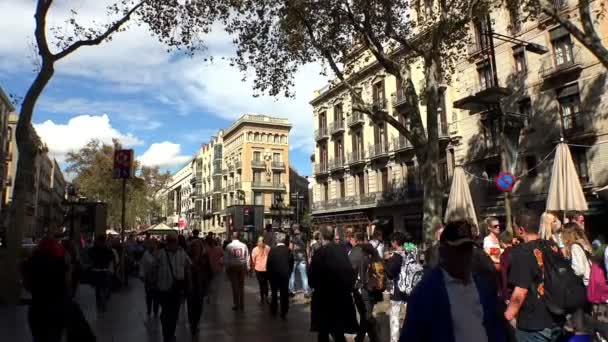 Rambla utca. Barcelona városközpont. Spanyolország. — Stock videók