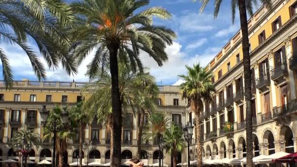 Königlicher platz mit brunnen der drei grazien in barcelona. Spanien. — Stockvideo