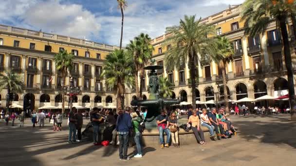 Королівська площа з фонтаном три грації в Барселоні. Іспанія. — стокове відео