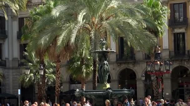 Королівська площа з фонтаном три грації в Барселоні. Іспанія. — стокове відео