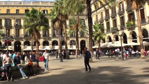 Βασιλική πλατεία με ένα σιντριβάνι των τριών Χαρίτων, Βαρκελώνη. Ισπανία. — Αρχείο Βίντεο