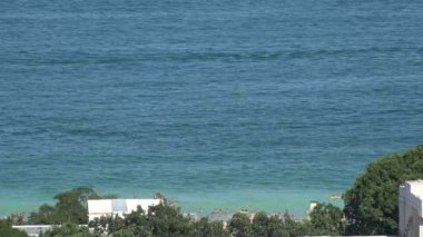 İnsanlar denizde yıkarım. 4k.