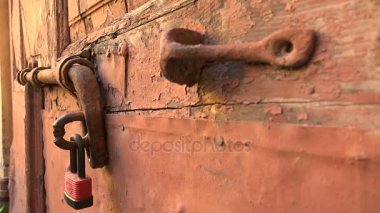 Demir cıvata üzerinde ahşap bir kapı. 4k.