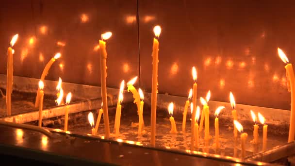Kaarsen in de orthodoxe kerk. 4k. — Stockvideo